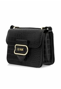 Czarna torebka z sztucznej skóry z teksturowanym wzorem krokodyla, złotymi elementami, zapięciem na klapkę oraz przednią kieszenią z logo.