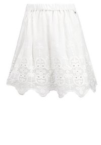 Weißer Rock mit elastischem Bund, der mit aufwändiger Spitzenstickerei und einem gewellten Saum versehen ist. Leichter Stoff mit strukturierter Oberfläche.