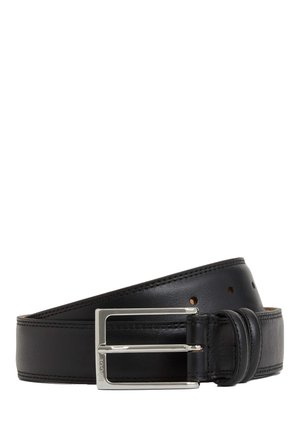 Cinturón de piel negra con hebilla rectangular de plata pulida, con costuras cuidadas y orificios para ajuste. Textura suave y diseño clásico.