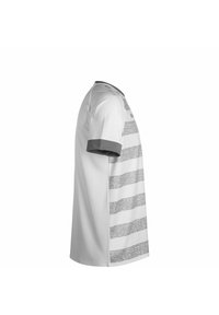 Polo in bianco con righe orizzontali grigie, presenta un colletto standard e maniche corte con polsini più scuri. Il tessuto appare liscio.