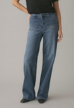 KABROOK HW REG FIT JEANS - Flared jeans - medium blue denim