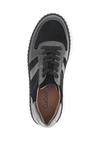 Graue Wildleder-Sneaker mit strukturierter Oberfläche, ausgestattet mit schwarzen Streifen, runder Zehenpartie und traditioneller Schnürung. Die Innensohle zeigt den Markennamen "Gabor."