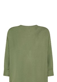 Blusa leggera verde oliva con colletto arrotondato e spalle basse. Caratterizzata da maniche lunghe con polsini arricciati. Texture liscia.