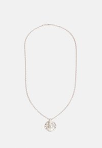 Colar de corrente prateada com um pendente redondo e texturizado, apresentando detalhes gravados. A corrente é delicada e entrelaçada.