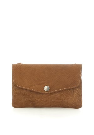 Pochette in pelle marrone testurizzata con patta e chiusura a scatto con bottone argentato, caratterizzata da cuciture bianche lungo i bordi.