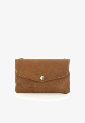 Pochette en cuir texturé marron avec rabat et fermeture à bouton-pression argenté, présentant des surpiqûres blanches le long des bords.