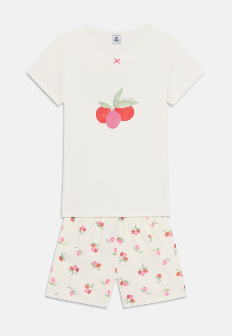 Krótki zestaw piżamowy z krótkim rękawem w kolorze kremowym, z graficznym motywem wiśni na górze oraz szortach w różowy wzór wiśni, wykonany z miękkiego materiału.