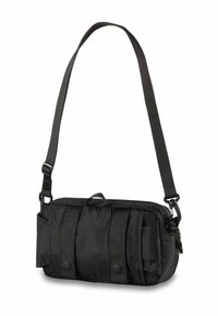 Borsa a tracolla nera realizzata in tessuto resistente. Presenta una chiusura con zip, una tracolla regolabile e diverse tasche esterne con chiusura a scatto.