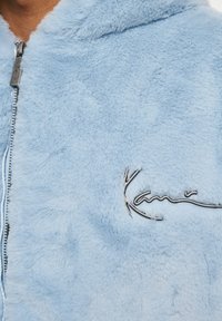 Karl Kani METAL SIGNATURE OS FUR FULL ZIP - Fleecejakke - lightblue