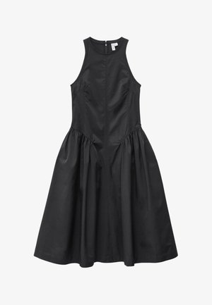 Vestido midi negro sin mangas con cuello alto, cuerpo ajustado, cintura fruncida, falda acampanada y cierre con cremallera en la espalda.