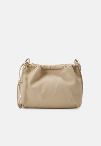 Beige látková ramenní taška, měkká textura, stažený vršek se šňůrkovým uzávěrem, malá velikost, zaoblený tvar, minimalistický design.