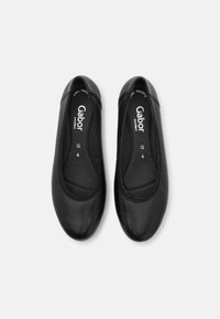 Paire de ballerines noires pour femmes de la marque Gabor, avec bouts arrondis et semelles intérieures rembourrées, vues de dessus sur fond blanc.
