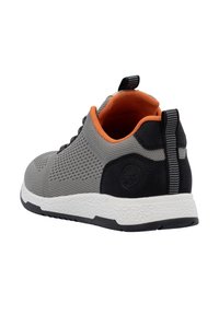 Graue Sportschuhe mit einem atmungsaktiven Mesh-Obermaterial, orangefarbener Innenauskleidung, schwarzen Akzenten und einer strukturierten weißen Sohle mit einer Zuglasche.