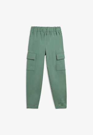 Pantalones cargo verdes con cintura y puños elásticos, con grandes bolsillos con solapa en ambos muslos, uno de ellos con el logo "FREDDY" grabado.
