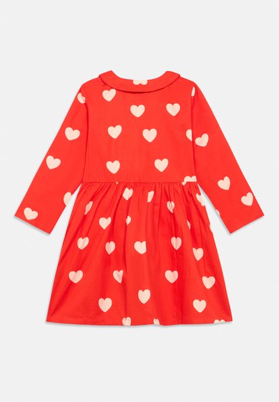 Rochie roșie din bumbac, cu mâneci lungi, modele cu inimioare albe, guler rotund și talie strânsă pentru o siluetă în cloș.