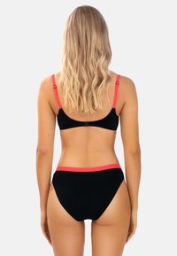 Czarny strój kąpielowy z różowymi akcentami. Zawiera biustonosz z regulowanymi ramiączkami oraz spodenki o wysokim stanie z gładką teksturą.