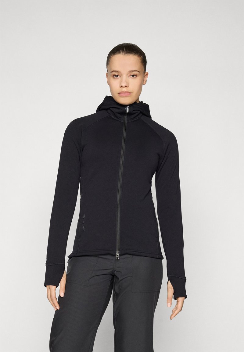 Svart zip-up jakke med en tettsittende design, hette og tommelåpninger. Laget av mykt, elastisk materiale, med flate sømmer og minimal merking.