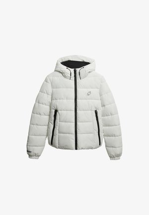 Witte pufferjas met capuchon, gewatteerd ontwerp, zwarte ritszakken en zwarte accenten. Voorzien van elastische manchetten en een logo aan de zijkant.