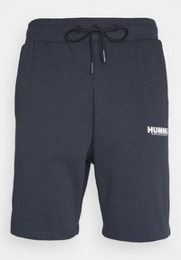 Mörkblå sportshorts i mjukt tyg, med elastisk midja och dragsko samt en vit logotyp på vänster ben.