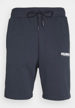 Shorts de sport bleu marine en tissu doux, avec une taille élastique à cordon de serrage et un logo blanc sur la jambe gauche.