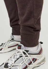 Jack & Jones JPSTWILL AIR PANTS - Jogginghose - seal brown