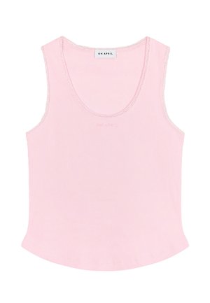 Camiseta de tirantes rosa claro con tejido acanalado, escote redondo y delicado borde de encaje, con la marca "OH APRIL" en la etiqueta y el pecho.