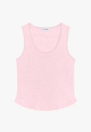Camiseta de tirantes rosa claro con tejido acanalado, escote redondo y delicado borde de encaje, con la marca "OH APRIL" en la etiqueta y el pecho.