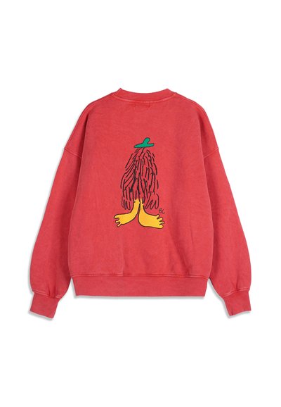 Sweat-shirt rouge à manches longues avec un dessin de dessin animé au dos représentant une silhouette avec un chapeau vert, de longs cheveux et de grands pieds jaunes.