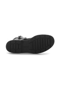 Zwarte rubberen zool met gemarmerde grippatronen; heeft een merklogo "Gabor" in reliëf. Ontworpen voor grip en duurzaamheid.