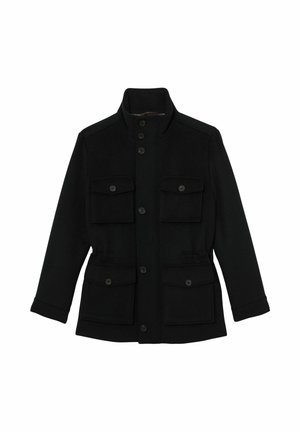 Mustast tekstuuriga kangast, nööpidega kinni pandav mantel, millel on kõrge krae, kahepoolsed rinnataskud ja küljetaskud. Mantel on sirge lõikega.