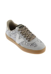 Sneakers con tomaia in suede grigio, dettagli in glitter argento, lacci con stampa leopardata e suola in gomma naturale. Presenta un'etichetta con logo sulla linguetta.