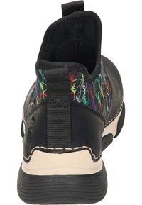 Scarpa nera con tomaia in pelle testurizzata e un motivo astratto colorato sul lato, dotata di un inserto allungabile e suola in gomma.