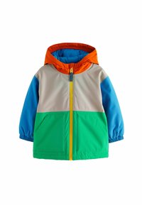 Chaqueta de capucha colorida con paneles naranjas, azules, verdes y grises, con puños elásticos, dos bolsillos frontales y un cierre amarillo.