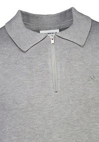 Grå zip-up polo skjorta med ribbad krage, med en framzip och en subtil broderad logotyp på vänster sida. Slät textur.