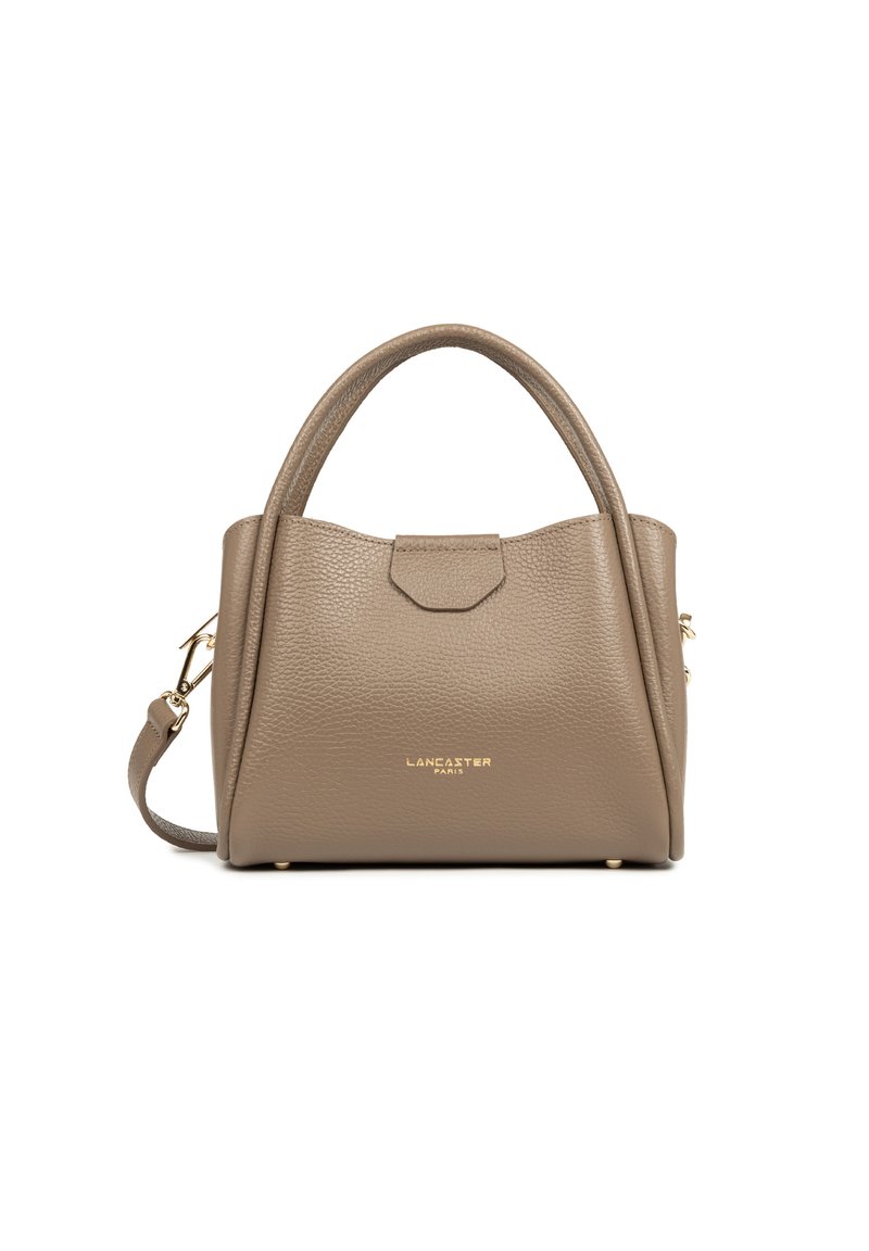 Sac à main en cuir taupe texturé avec double anses, bandoulière amovible et logo doré "Lancaster Paris" à l'avant.