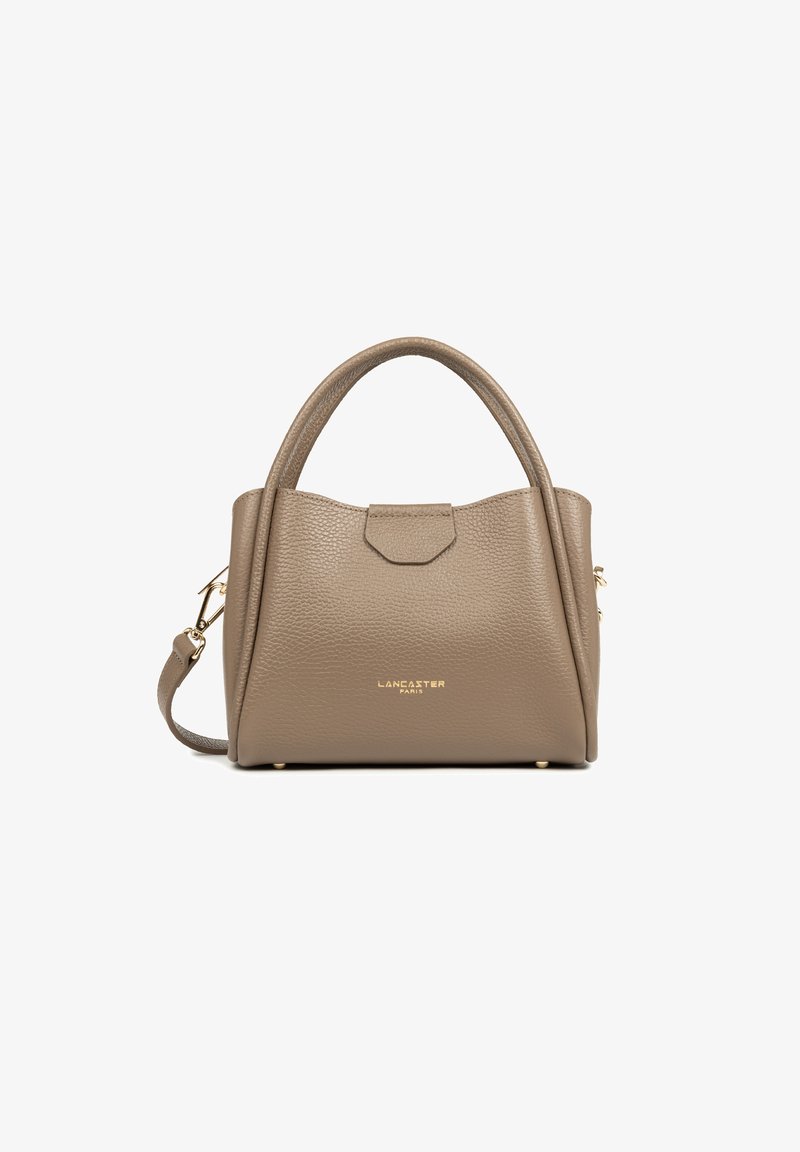 Taupe textuur leren handtas met dubbele hengsels, afneembare schouderband en gouden "Lancaster Paris" logo aan de voorkant.