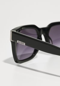 Guess Ochelari de soare - shiny black/gradient smoke