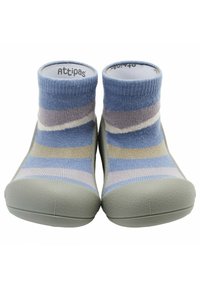 Calcetines azul rayados con un puño de canalé y suela de goma gris claro, que presentan bandas de color crema, gris claro y verde oliva en el diseño.