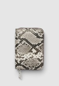 Portfel z wężowej skóry w odcieniach szarości i metalu, z fakturowaną powierzchnią, wzorami w diamenty oraz srebrnym zapięciem na zamek.