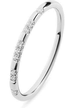 Schmaler Silberring mit sieben kleinen runden Diamanten, gleichmäßig entlang des Rings verteilt, polierte und reflektierende Oberfläche.