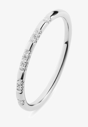 Schmaler Silberring mit sieben kleinen runden Diamanten, gleichmäßig entlang des Rings verteilt, polierte und reflektierende Oberfläche.
