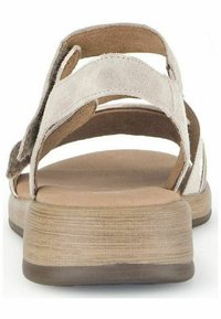 Sandali in suede beige con cinturini larghi, soletta imbottita e tacco in legno basso e texture. Regolabili per il massimo comfort.