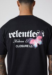 CLOSURE London RELAXED FIT RELENTLESS TEE - Print T-shirt - black