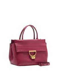 Sac à main en cuir bordeaux avec une forme structurée, quincaillerie dorée, poignées supérieures et bandoulière amovible. Fini texturé et fermeture à rabat.