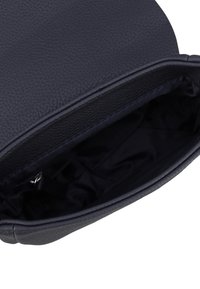 Borsa a mano in pelle blu navy con texture a granuli, aperta nella parte superiore che rivela un rivestimento interno liscio, con bordi arrotondati e design minimalista.