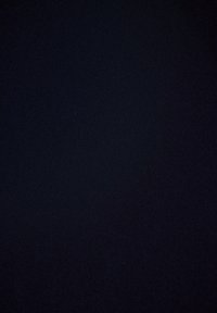 Jūras spēku zila teksturēta auduma virsma ar maigu, gludu izskatu. Materiāls izskatās vienmērīgs, bez rakstiem vai izteiktām detaļām.