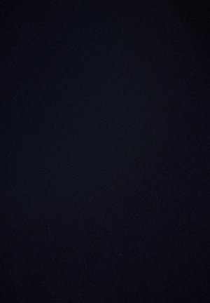 Tessuto blu navy con una superficie morbida e liscia. Il materiale appare uniforme, senza motivi o hardware notevoli.