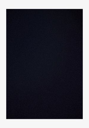Laiv Blue - teksturoitu kangas, jolla on pehmeä ja sileä ulkonäkö. Materiaali näyttää yhdenmukaiselta ilman kuvioita tai huomattavaa varustusta.