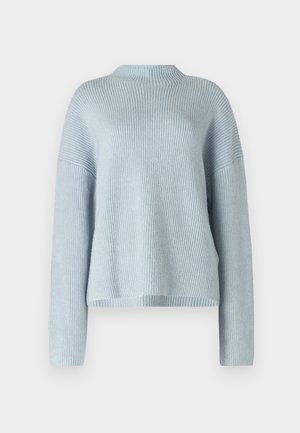 Hele sinine soonik, ümmargune kaelus, pikad varrukad, lõdva lõikega, pehme tekstuur, ühtlane värv ilma nähtavate mustrite või aktsentideta.