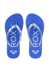 Blå flip-flop med en strukturerad yta, silverglittrande remmar, vit logotyp och ett hjärtan logotyp på fotbädden.